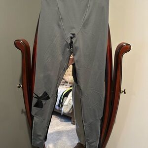 Under Armour men’s tights
Gray and black